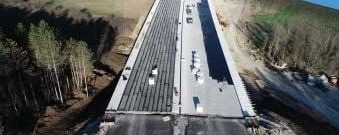 Изглед отгоре към мостово съоръжение с положена хидроизолация