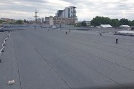Голям плосък покрив с положена рулонна хидроизолация