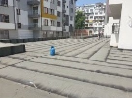 Плосък покрив на жилищна сграда с положена рулонна хидроизолация