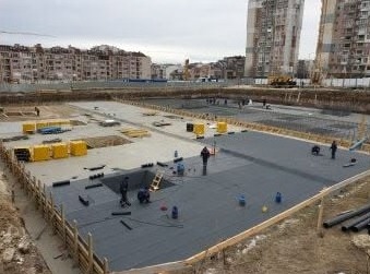 Екип полага хидроизолация върху фундаментна плоча